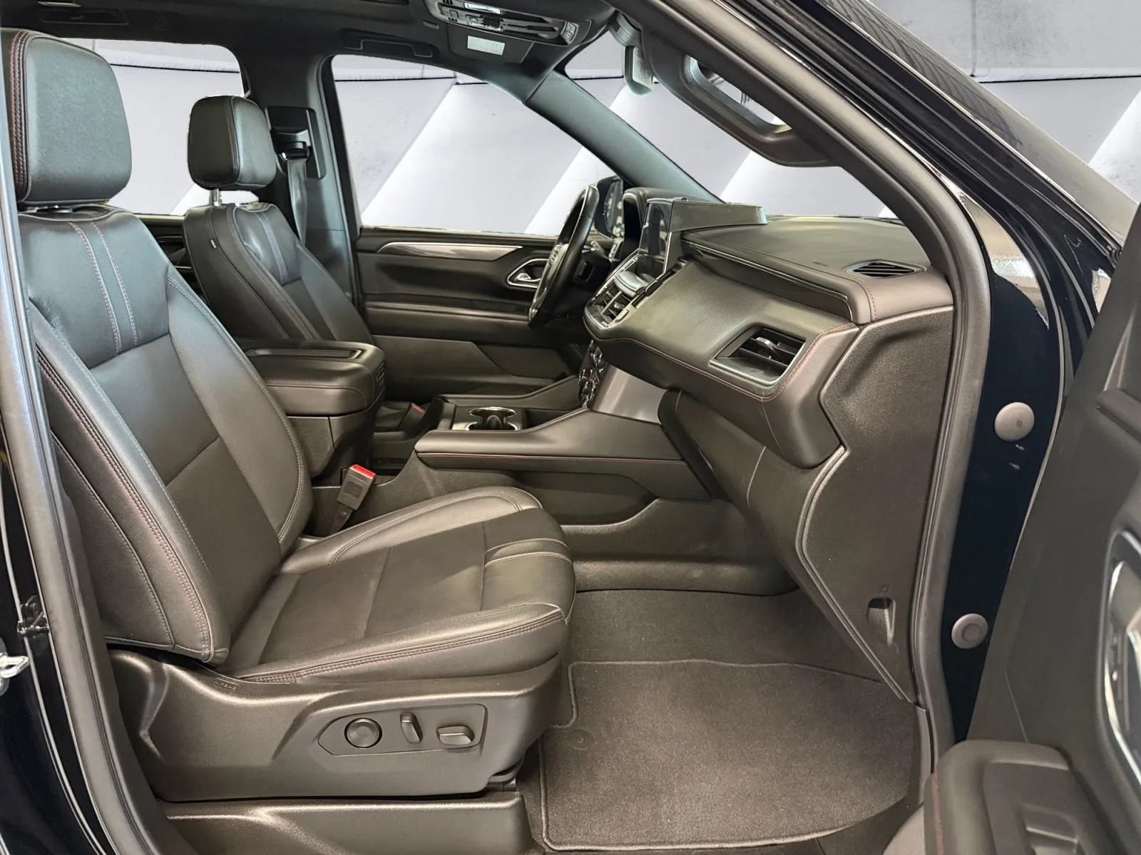 Used 2023 Chevrolet Suburban RST w/ Luxury Package AWD/4WD image 17
