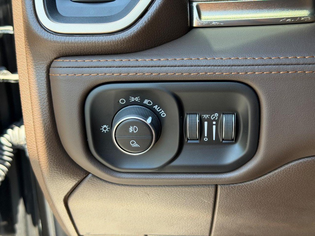 Used 2025 RAM 2500 Limited AWD/4WD image 16