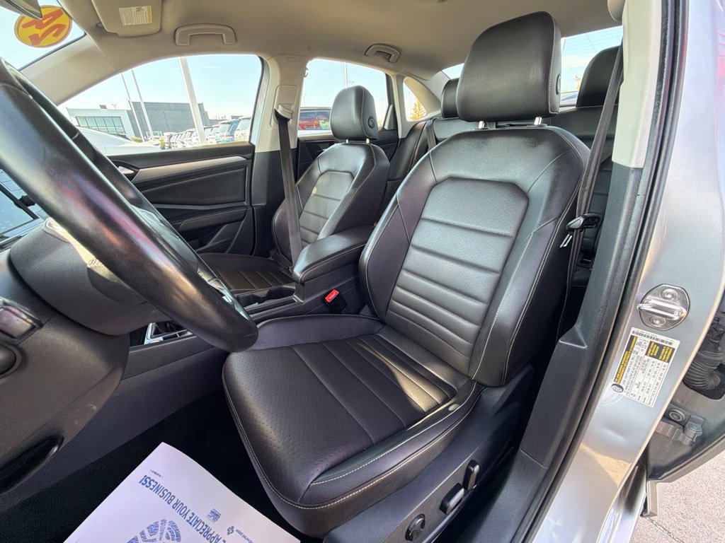 Used 2024 Volkswagen Jetta SE FWD image 11