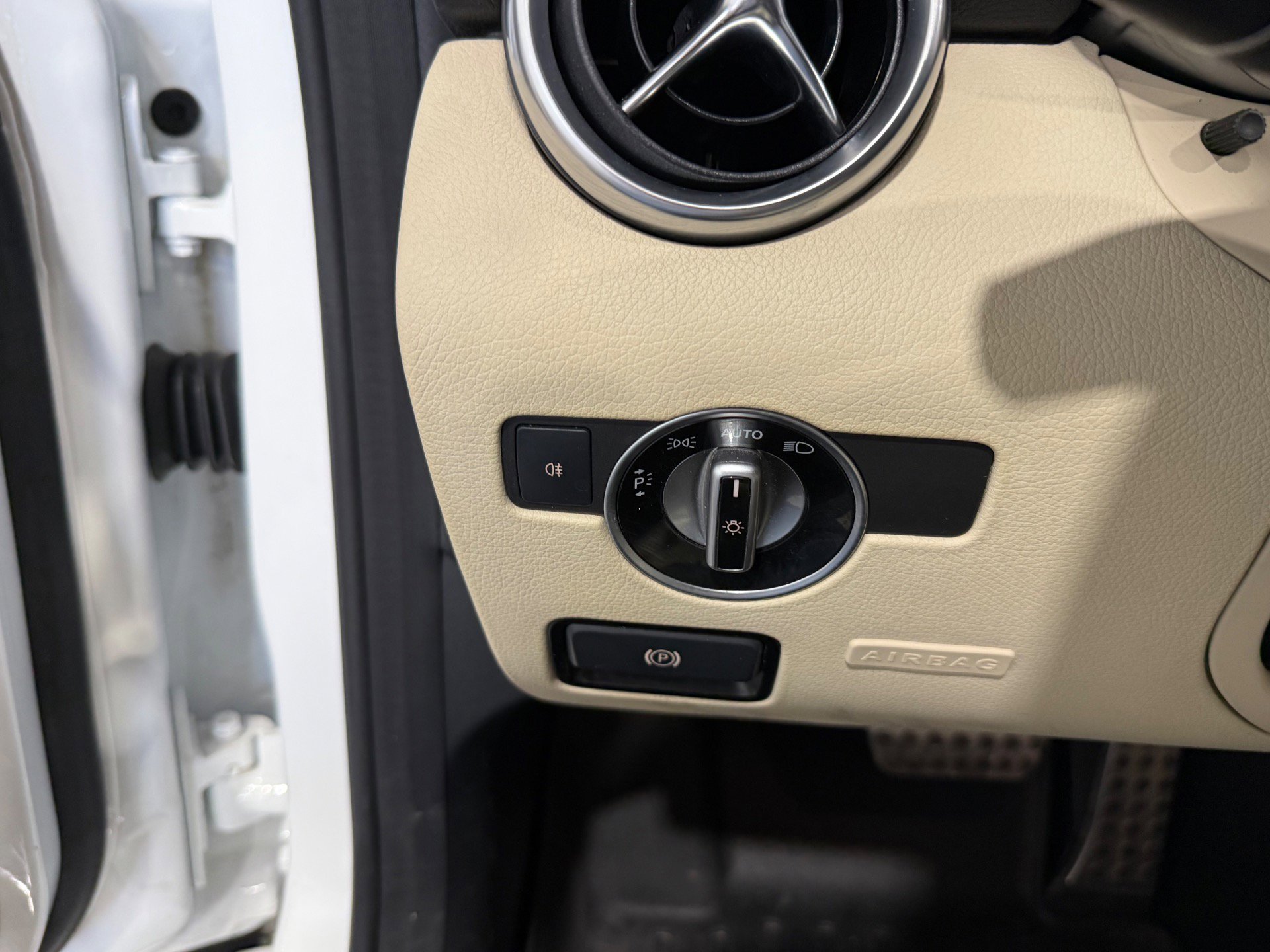 Used 2017 Mercedes-Benz SLC 300 w/ Premium 2 Package image 32