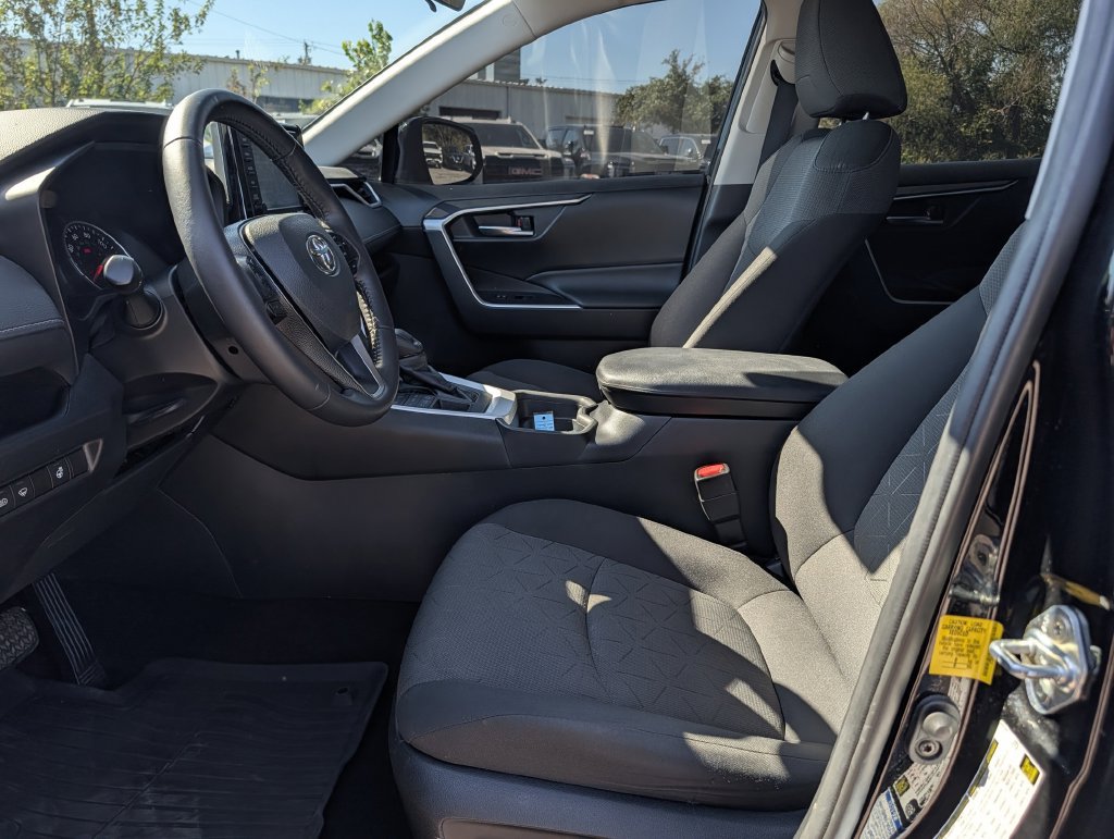 Used 2020 Toyota RAV4 XLE w/ XLE Grade Weather Package AWD/4WD image 27