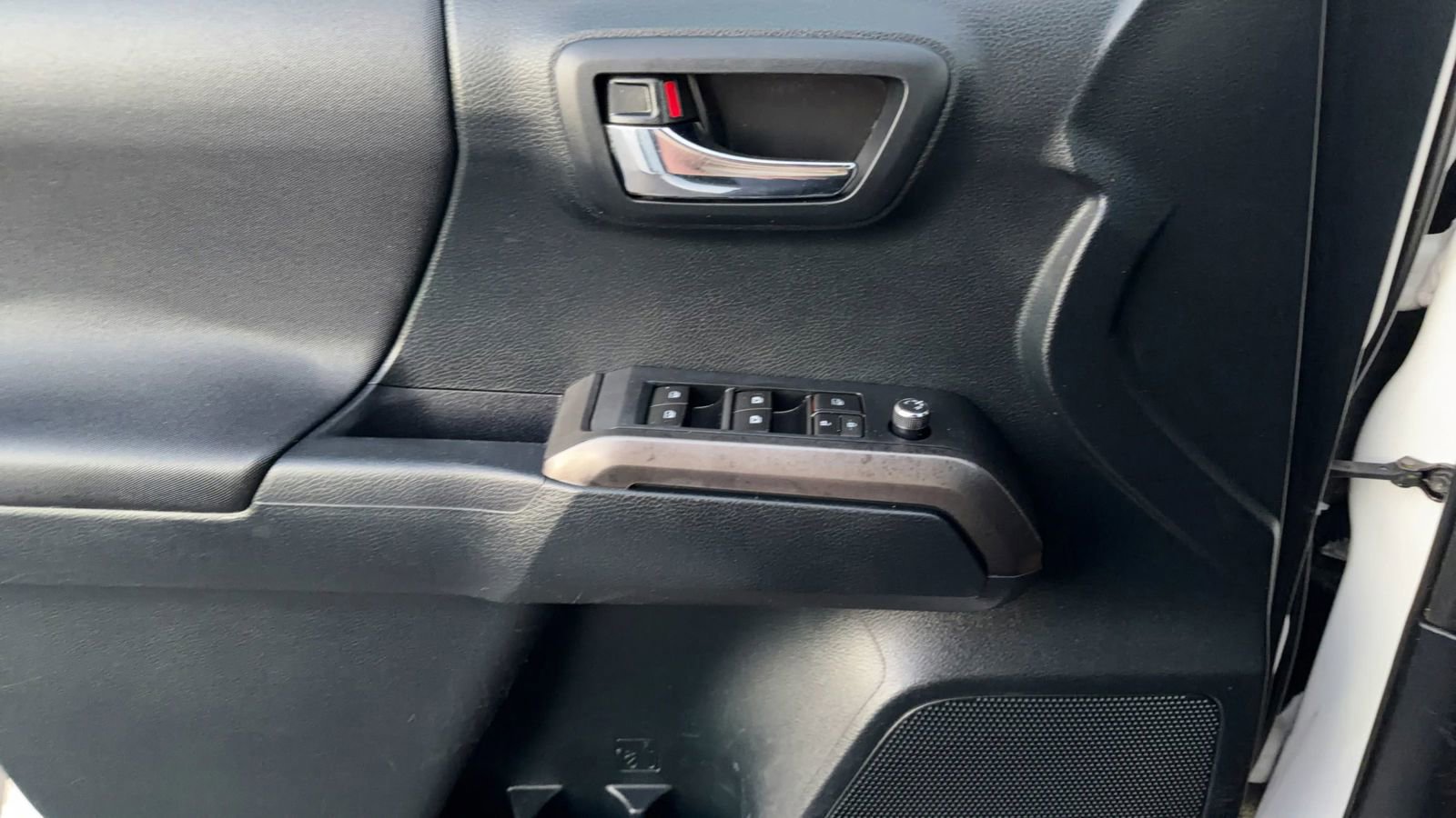 Used 2016 Toyota Tacoma TRD Sport image 17