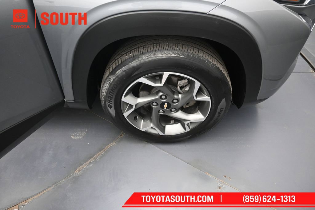 Used 2025 Chevrolet Trax LT w/ LT Convenience Package FWD image 32