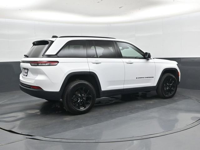 Used 2025 Jeep Grand Cherokee Altitude AWD/4WD image 3