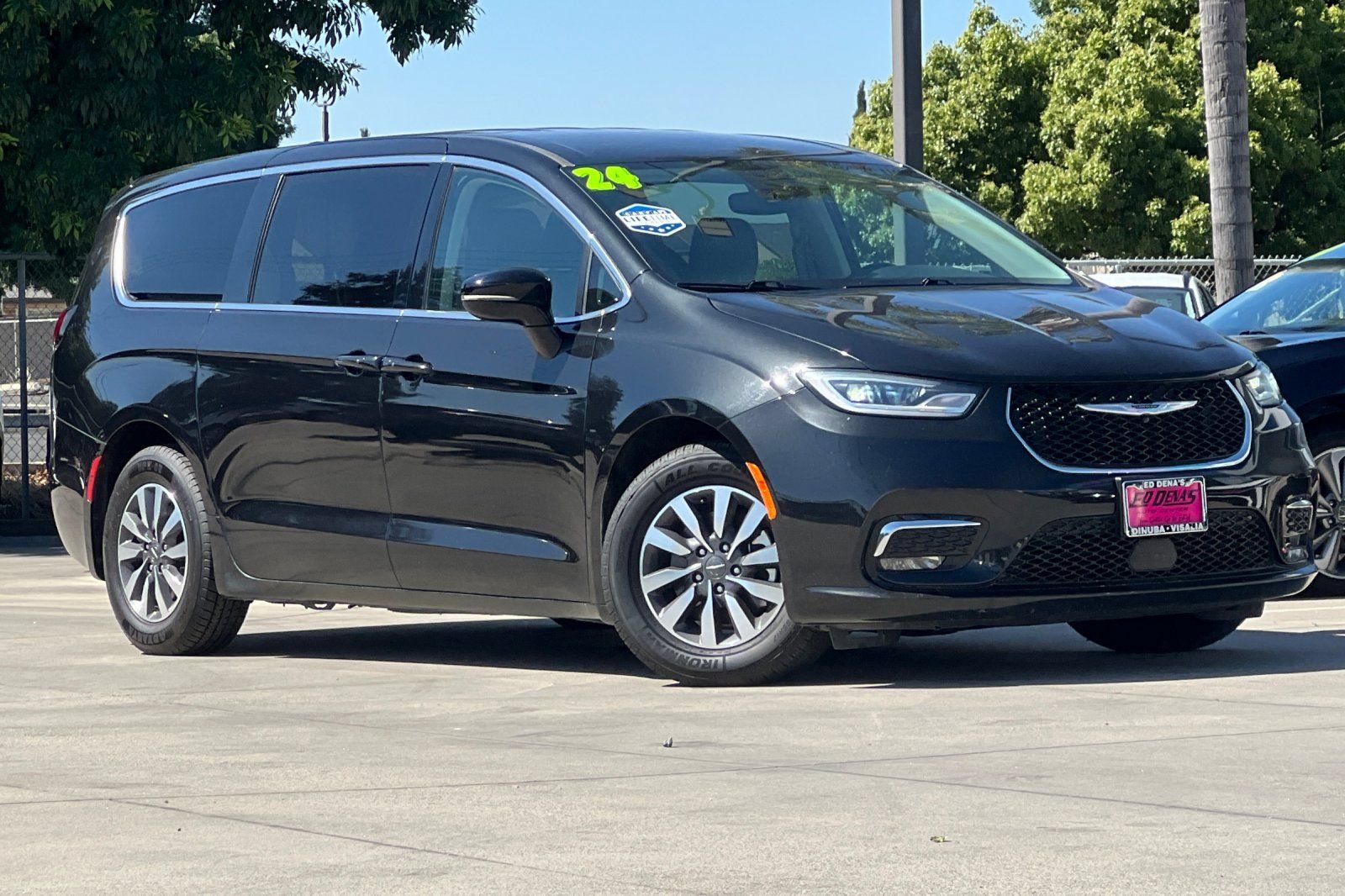 Used 2024 Chrysler Pacifica Limited FWD image 2