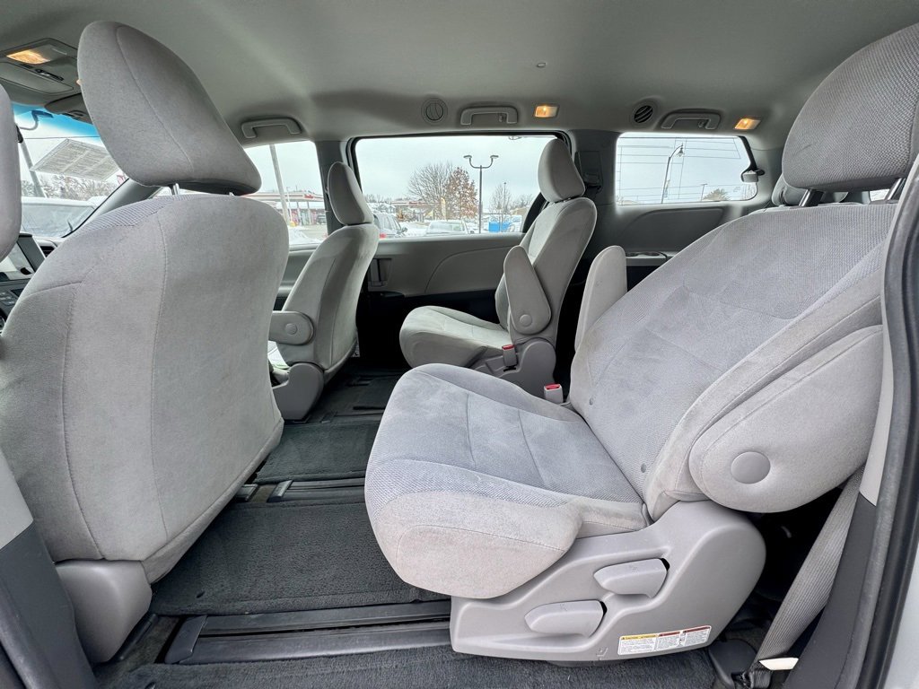 Used 2016 Toyota Sienna L image 12