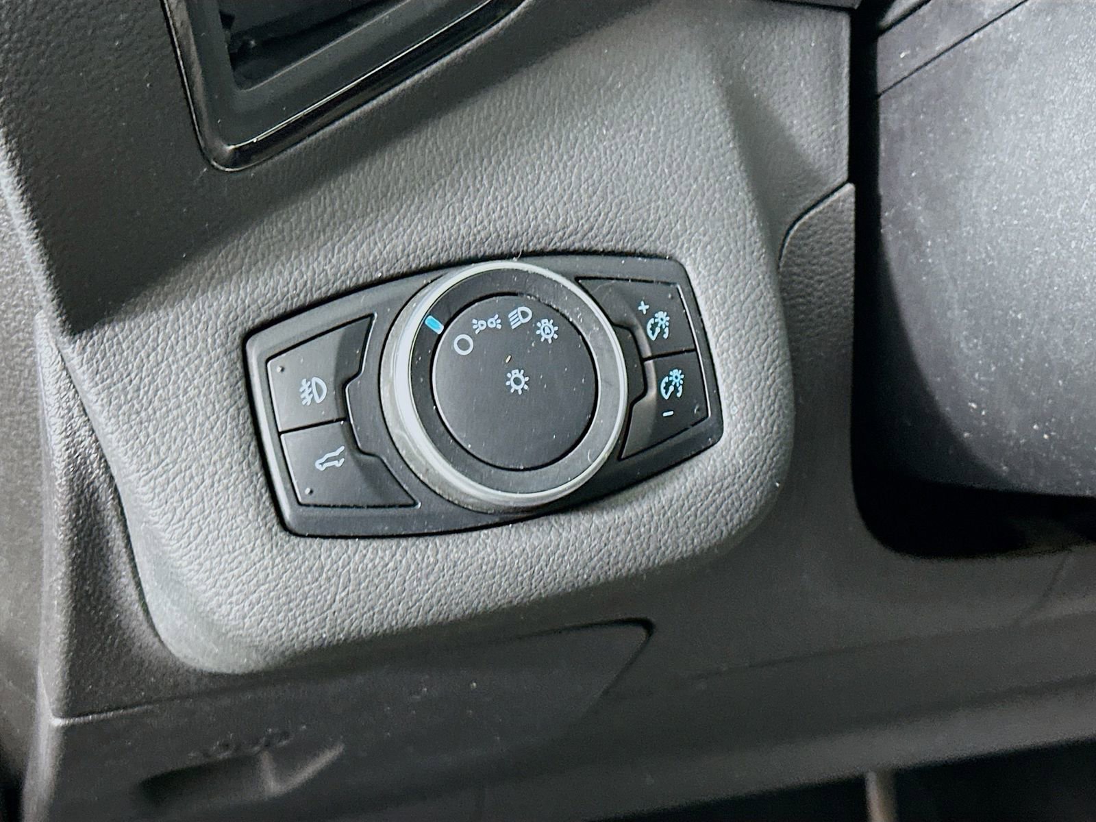 Used 2017 Ford Escape Titanium image 10