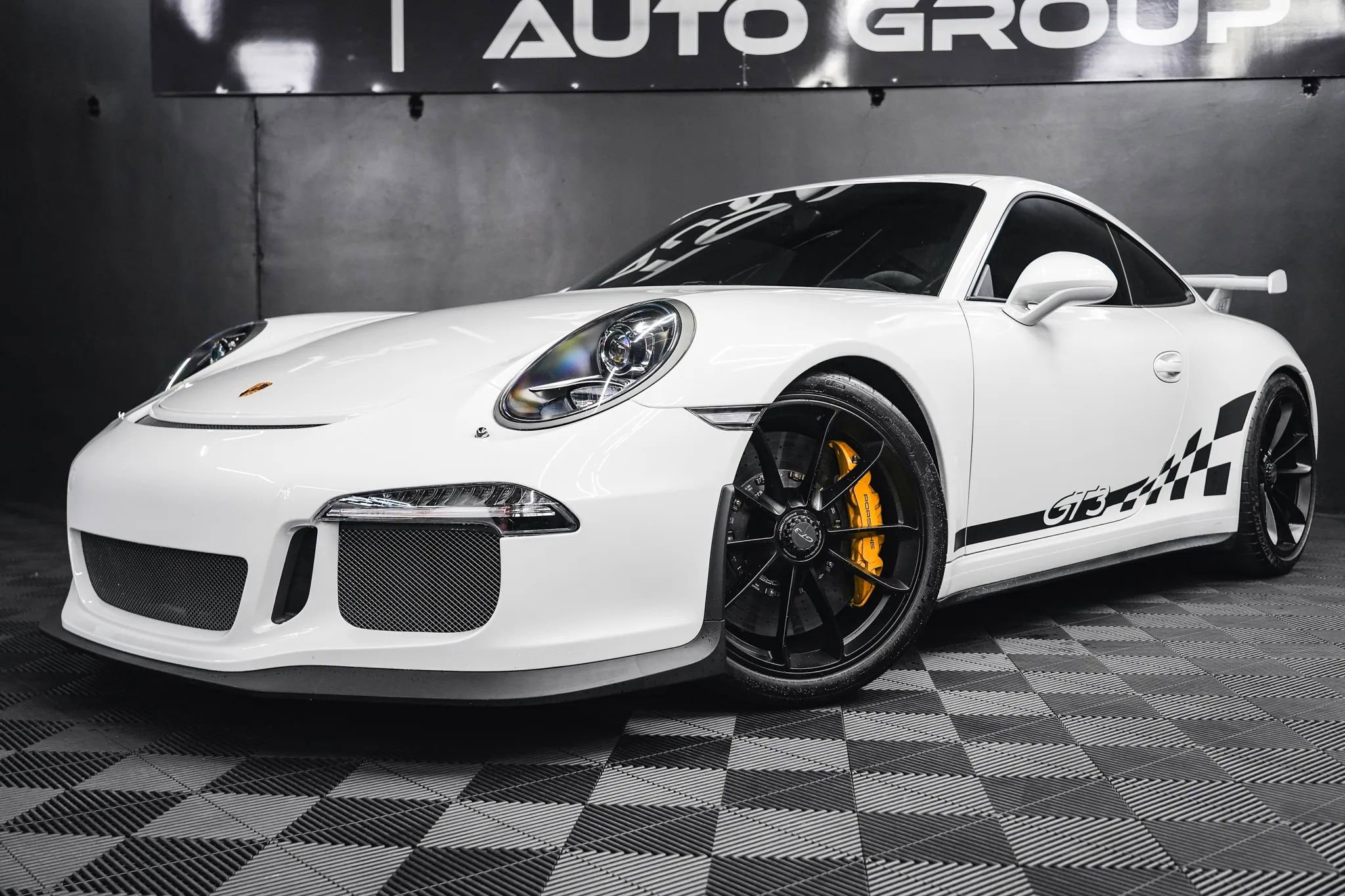 Used 2015 Porsche 911 GT3 RWD image 2