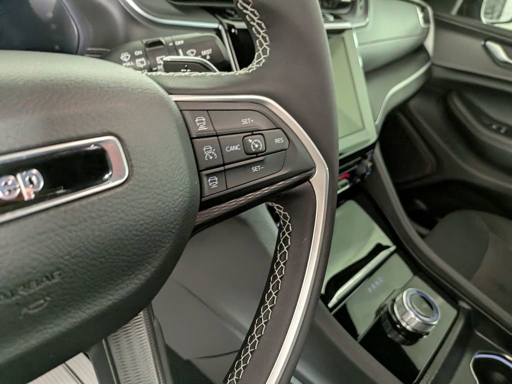 Certified 2025 Jeep Grand Cherokee Laredo X AWD/4WD image 22