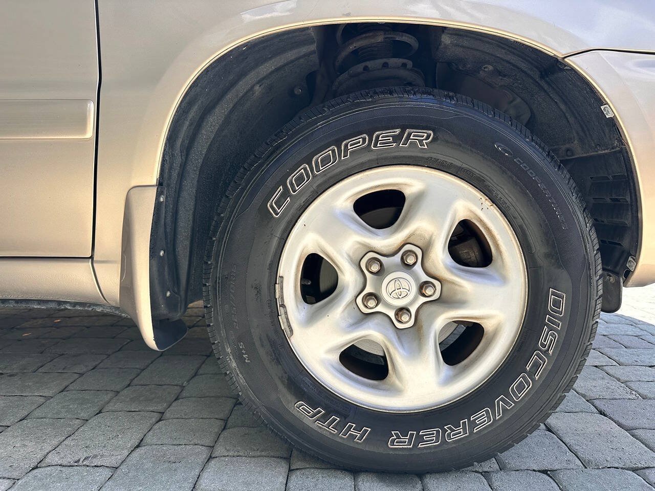 Used 2005 Toyota Highlander 2WD V6 w/ 3rd Row image 35