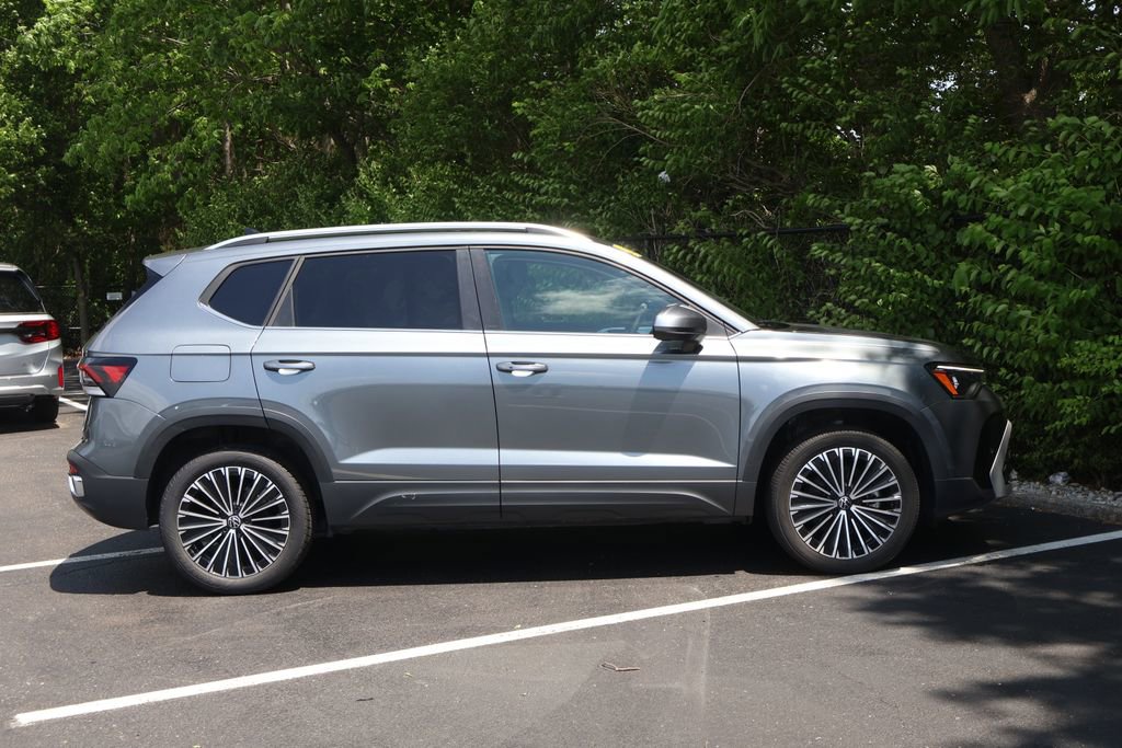 Used 2025 Volkswagen Taos SE FWD image 10