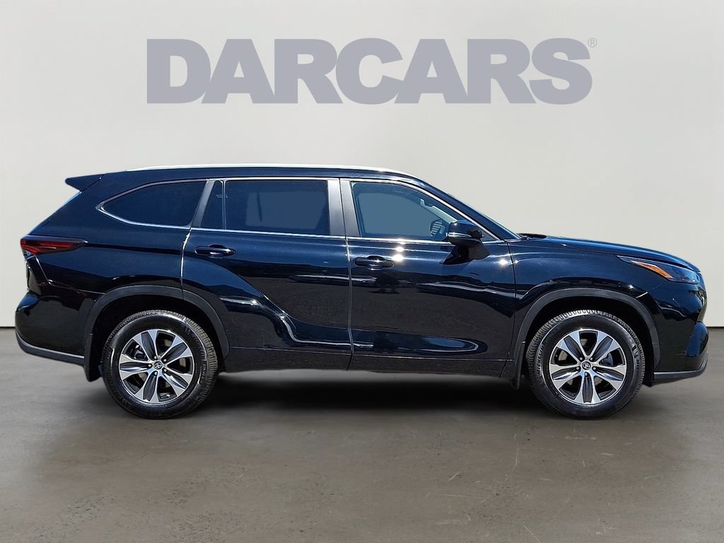Used 2024 Toyota Highlander XLE AWD/4WD image 7
