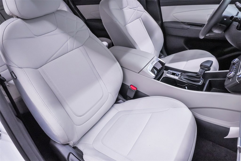 Certified 2025 Hyundai Tucson SE image 14