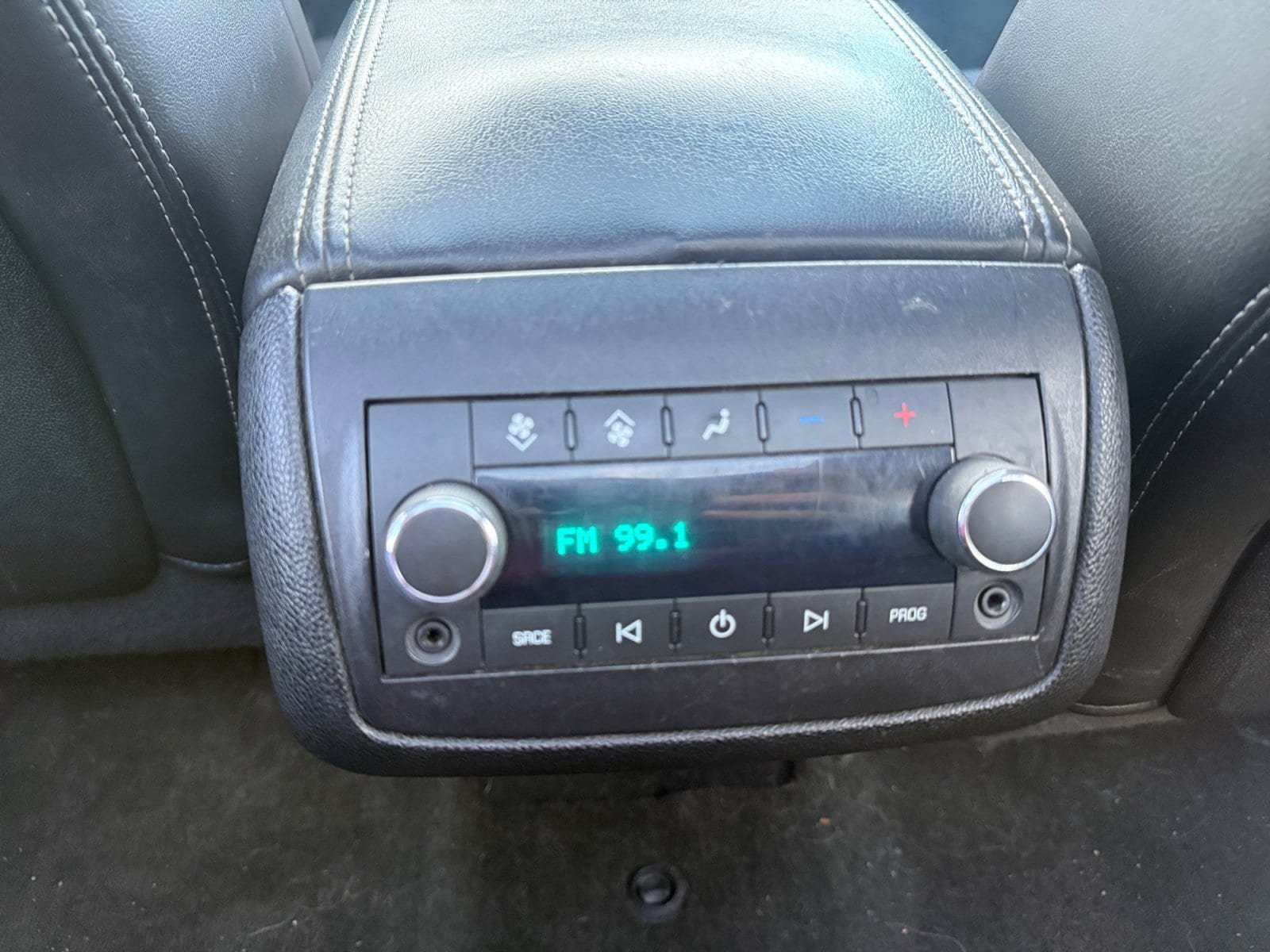Used 2013 Chevrolet Traverse LTZ AWD/4WD image 19