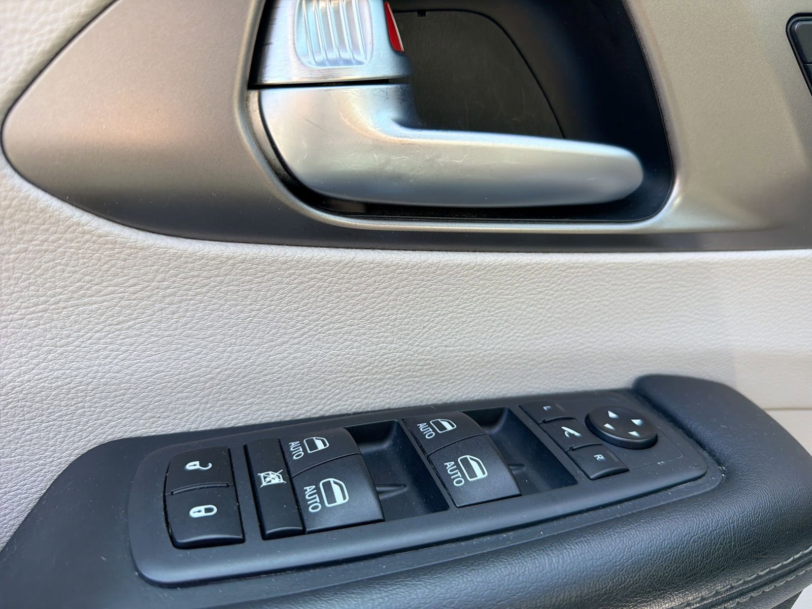 Used 2018 Chrysler Pacifica Limited FWD image 18