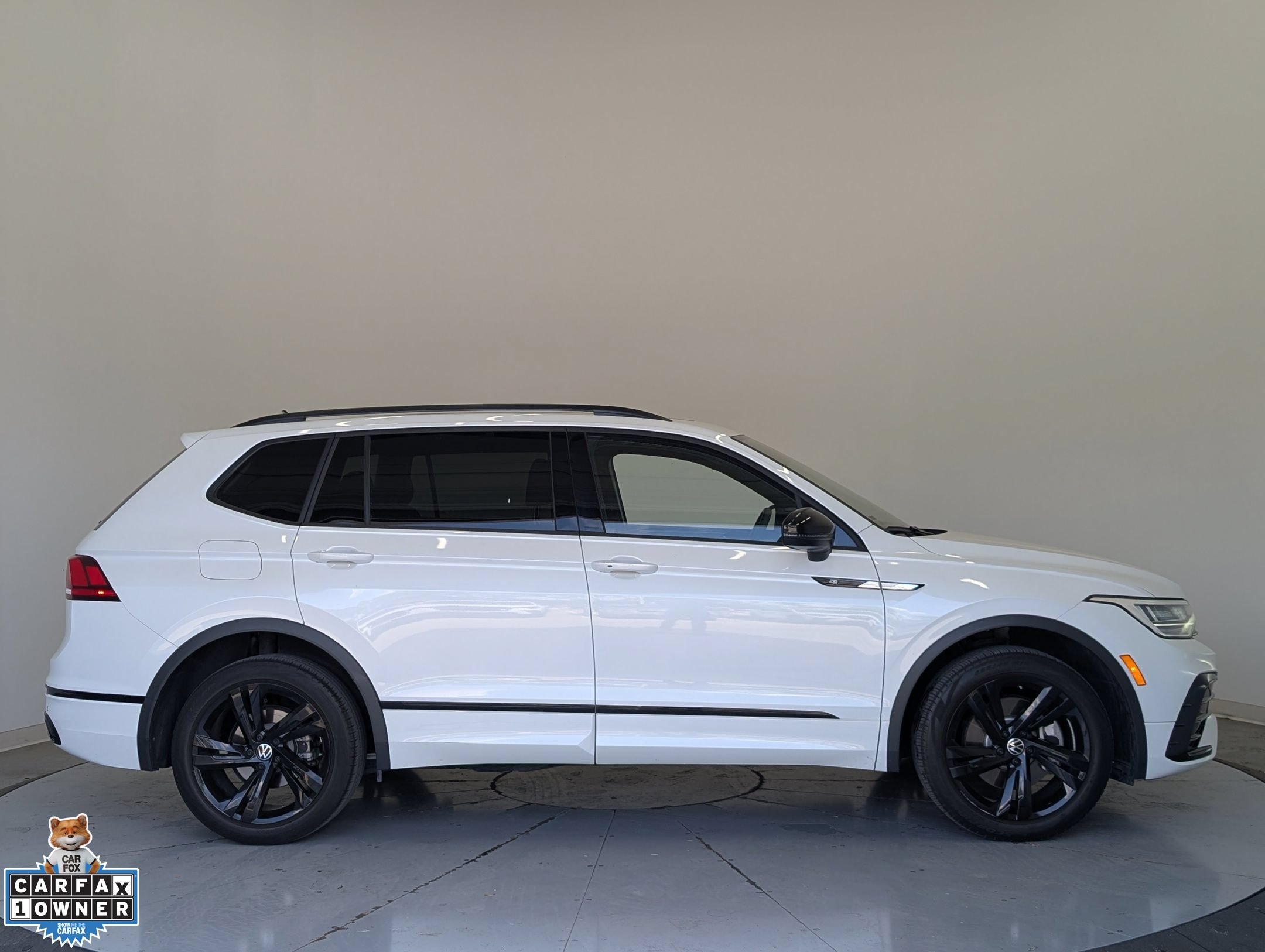 Used 2024 Volkswagen Tiguan SE R-Line w/ MDO Package, Three-Row FWD image 2