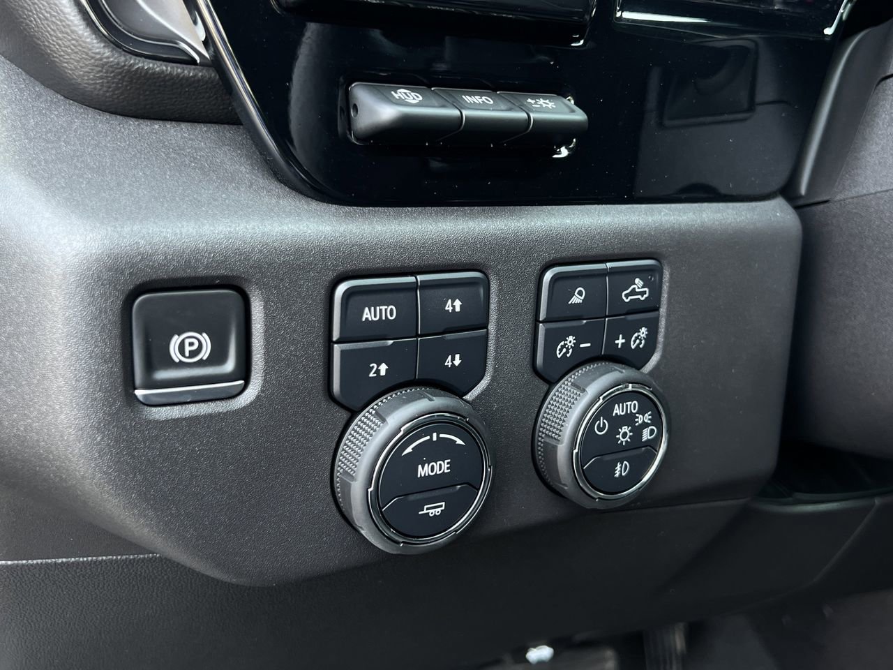Used 2024 Chevrolet Silverado 1500 ZR2 w/ Technology Package AWD/4WD image 17