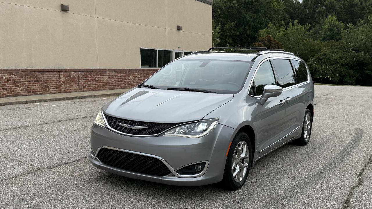 Used 2018 Chrysler Pacifica Limited image 3