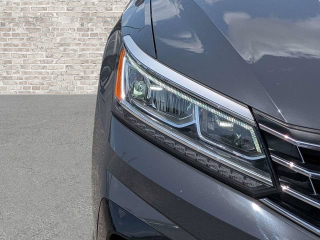 Used 2017 Volkswagen Passat 1.8T R-Line w/ R-Line Lighting Package FWD image 10
