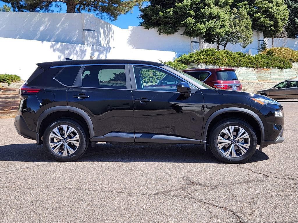 Used 2023 Nissan Rogue SV image 4