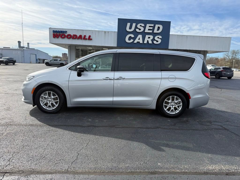 Used 2024 Chrysler Pacifica Touring-L image 4