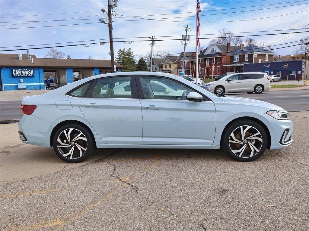 Certified 2025 Volkswagen Jetta SEL image 6