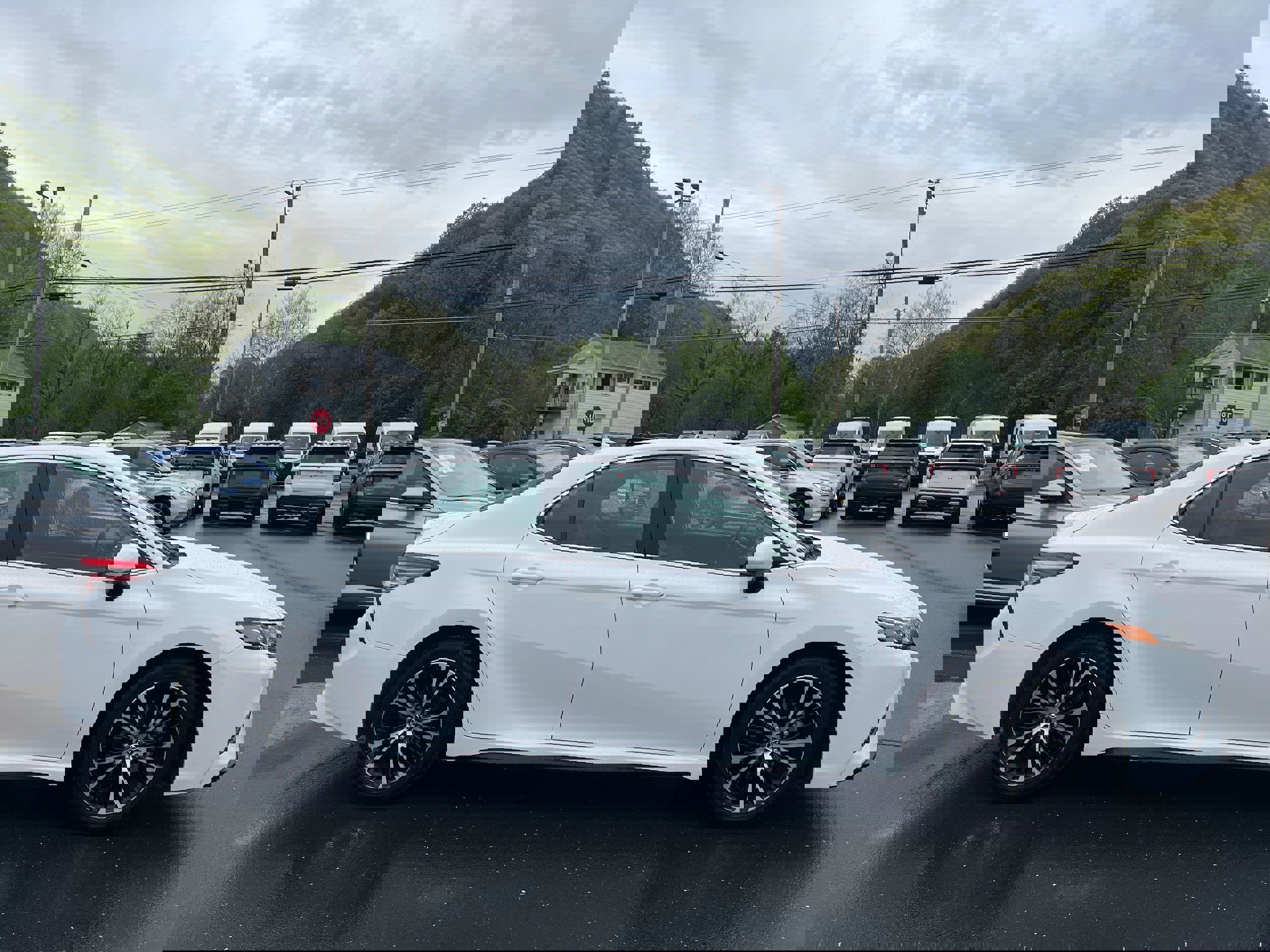 Used 2019 Toyota Camry SE FWD image 4