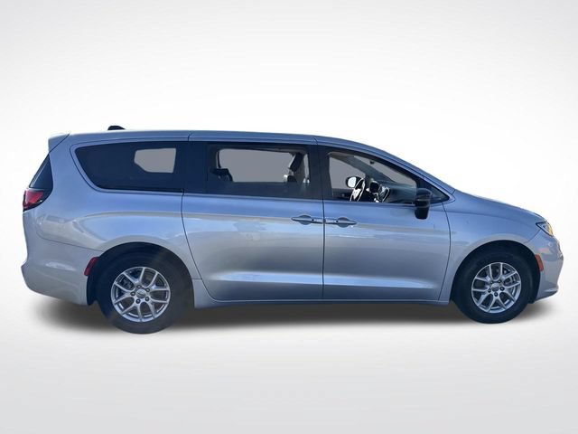 Used 2024 Chrysler Pacifica Touring-L FWD image 9
