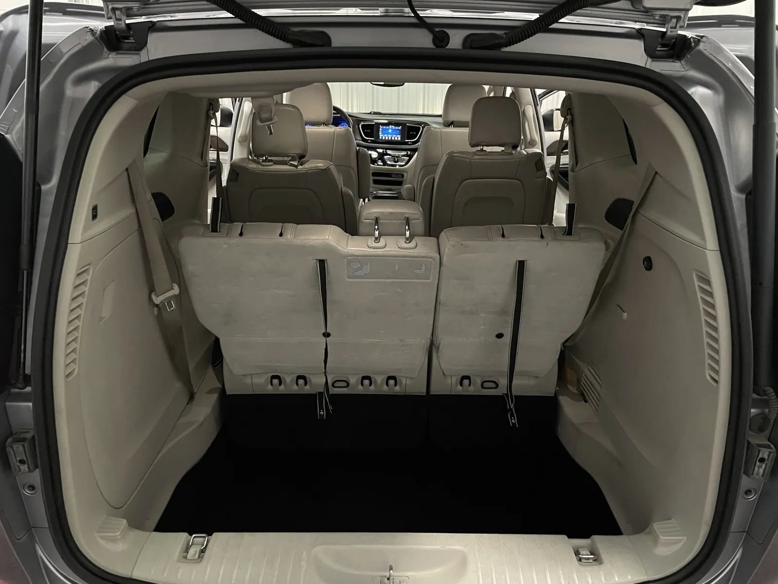 Used 2021 Chrysler Voyager Lxi FWD image 38