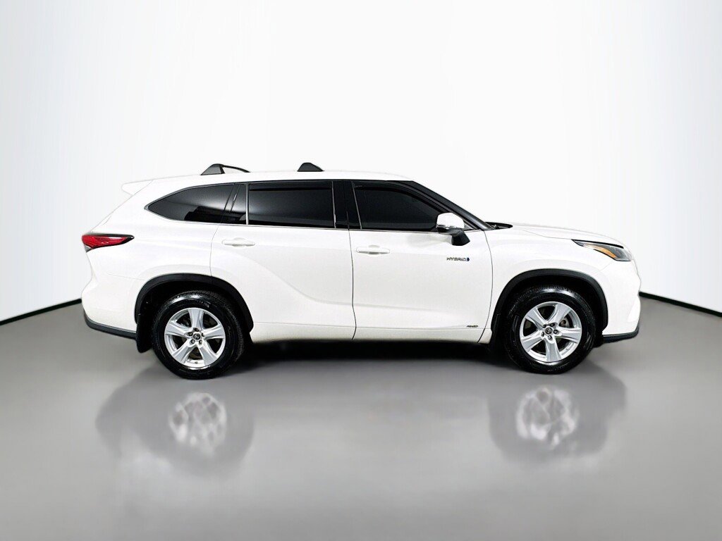 Used 2021 Toyota Highlander LE image 6