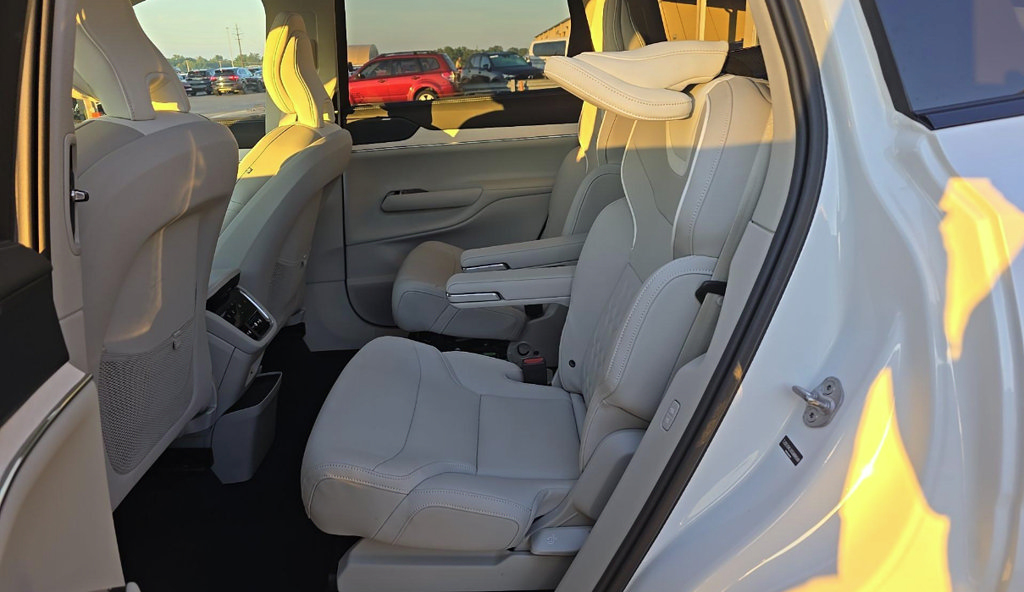 Used 2025 Volvo EX90 Ultra AWD/4WD image 18