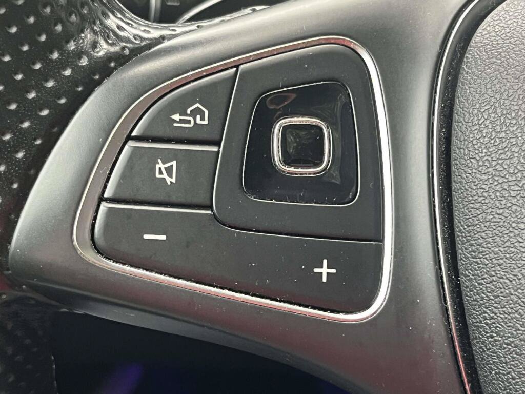 Certified 2018 Mercedes-Benz E 300 4MATIC image 31