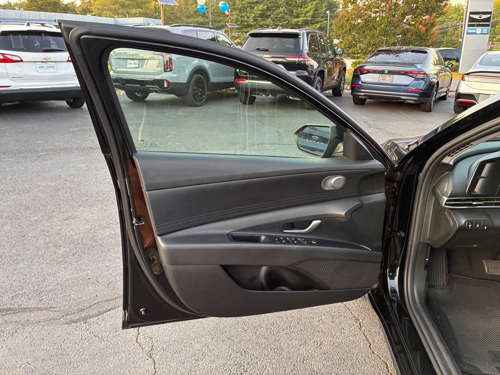 Used 2025 Hyundai Elantra SE FWD image 38