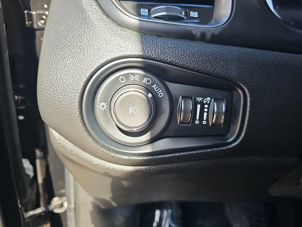 Used 2022 Jeep Renegade Latitude AWD/4WD image 25