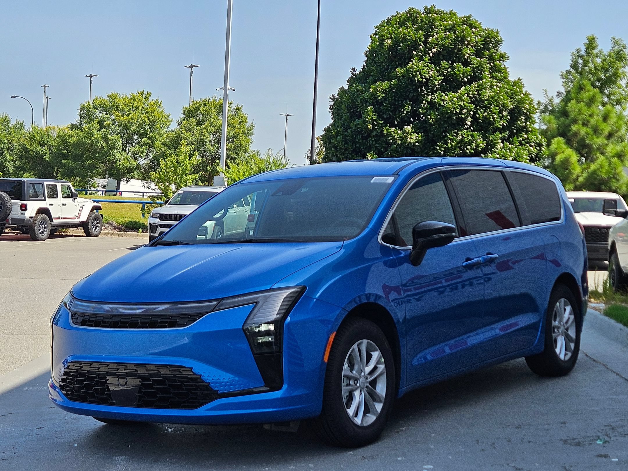 New 2027 Chrysler Pacifica Select FWD image 3