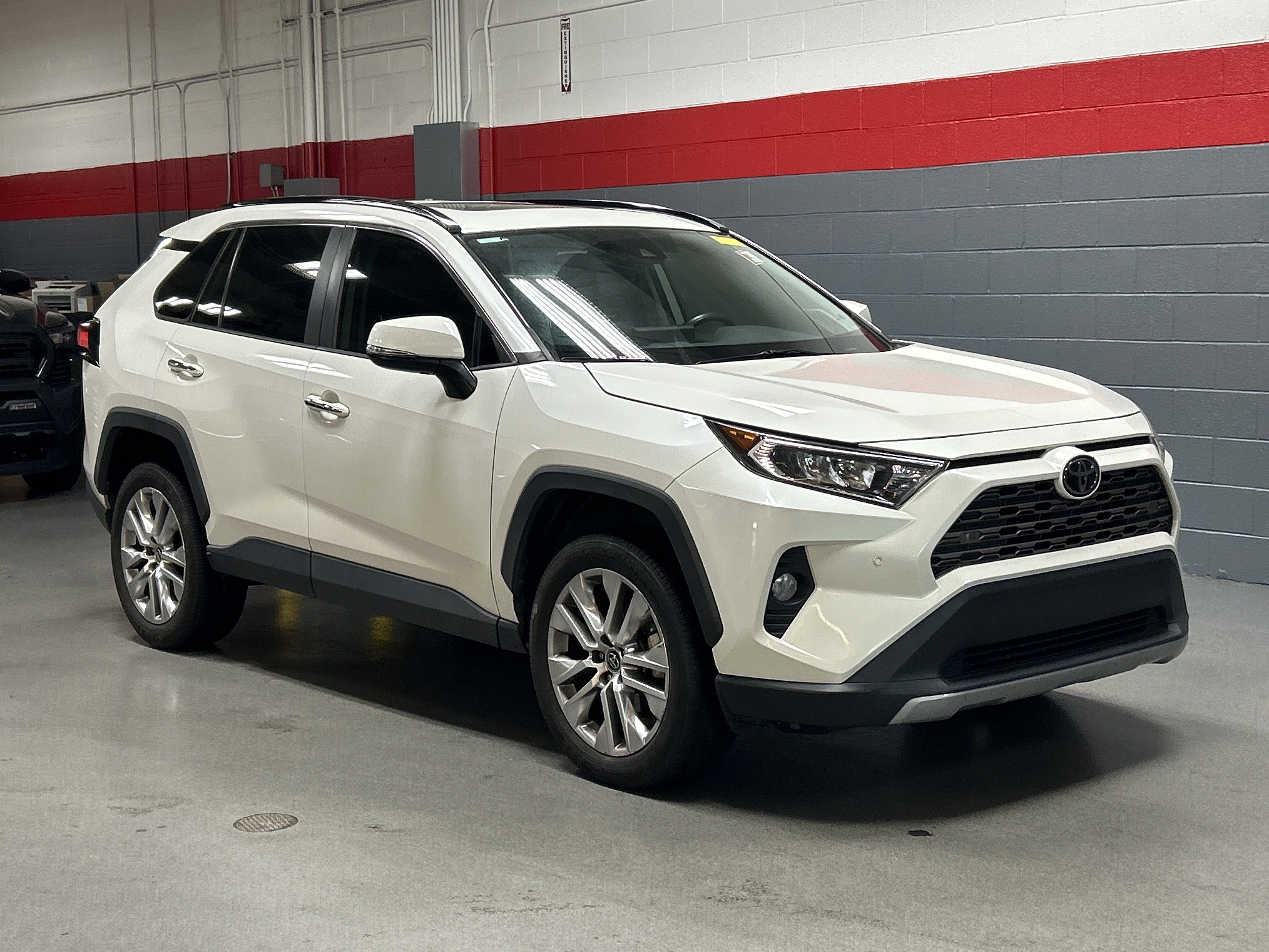Used 2019 Toyota RAV4 Limited FWD image 2