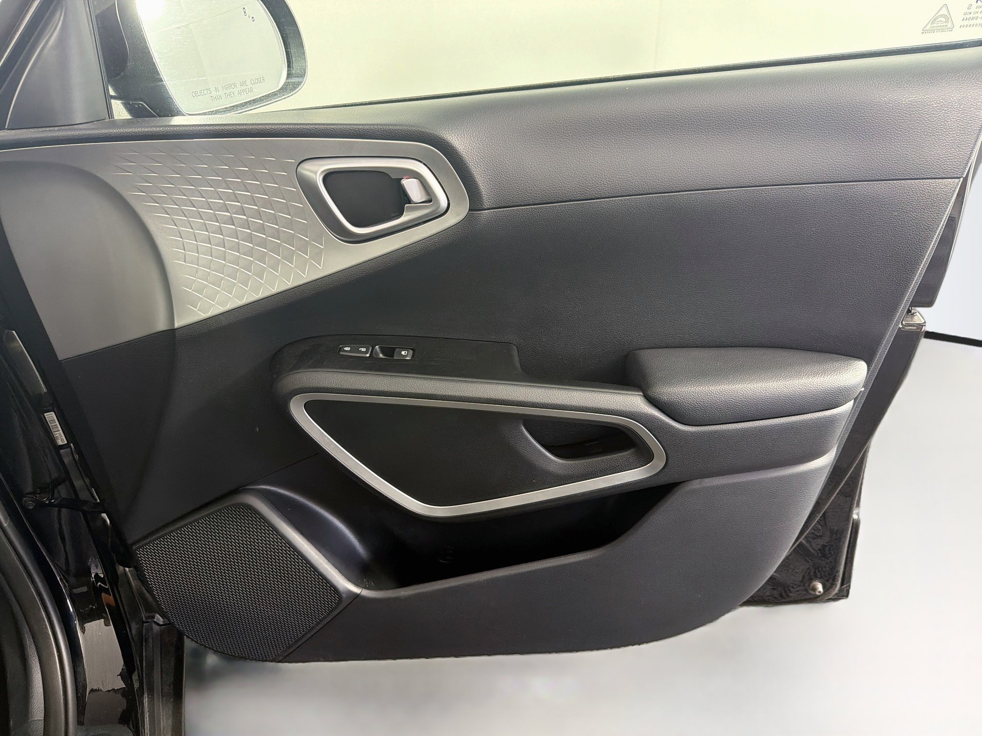 Used 2025 Kia Soul LX w/ LX Technology Package FWD image 32