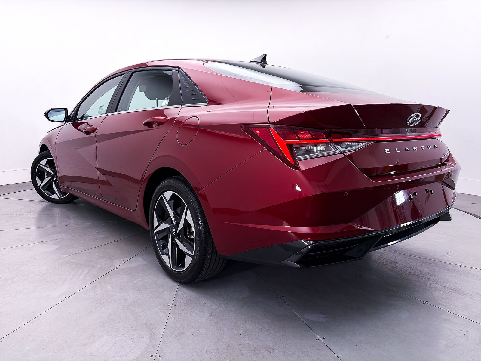 Used 2023 Hyundai Elantra Limited FWD image 2