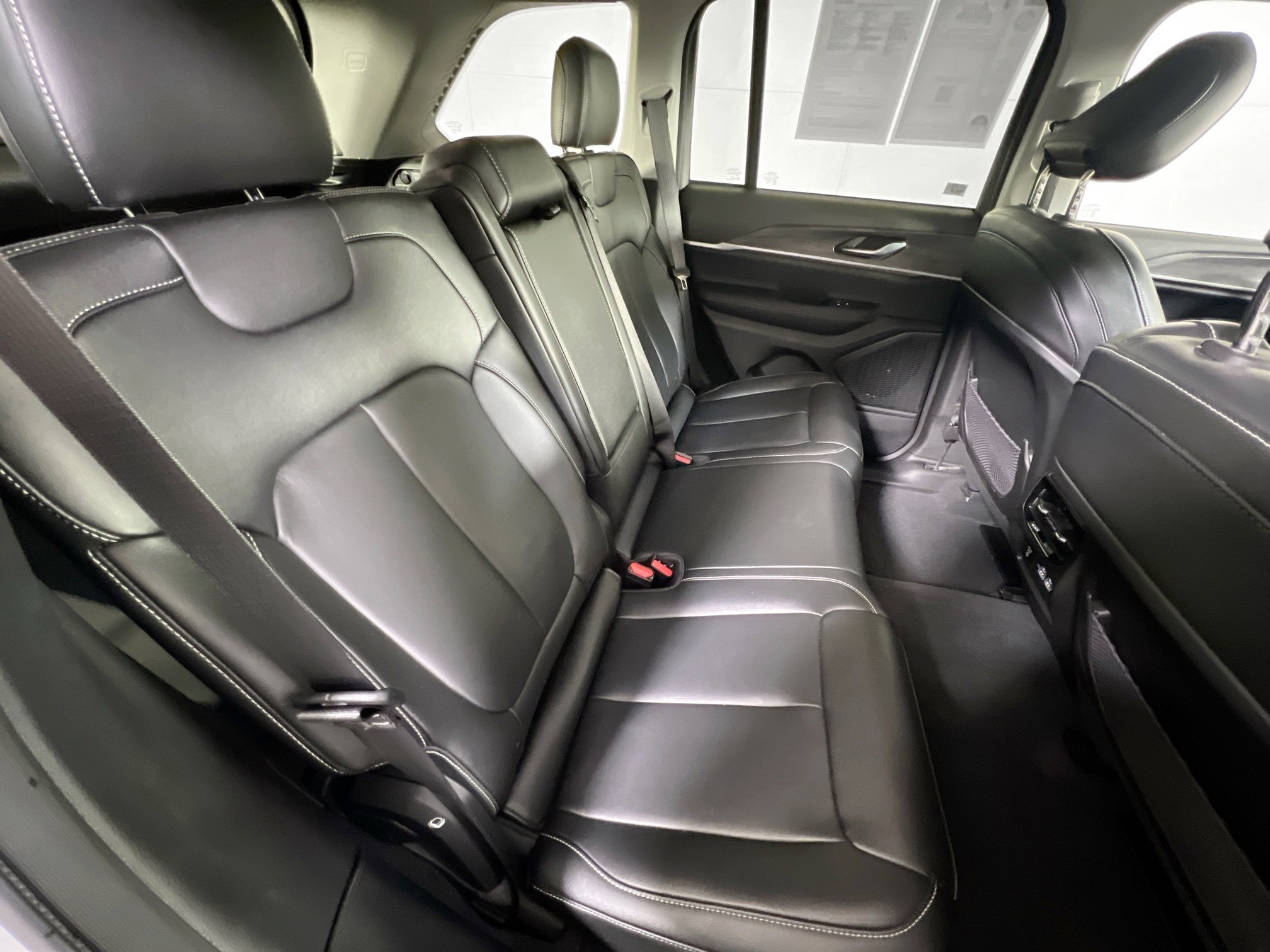 Used 2023 Jeep Grand Cherokee Limited AWD/4WD image 27