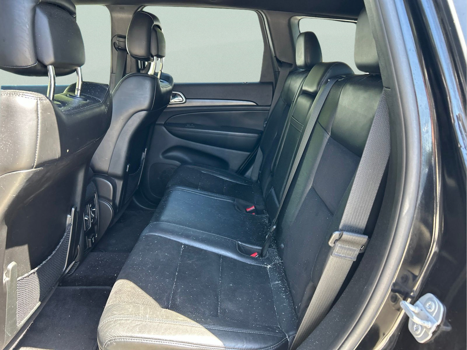 Used 2018 Jeep Grand Cherokee Altitude RWD image 10