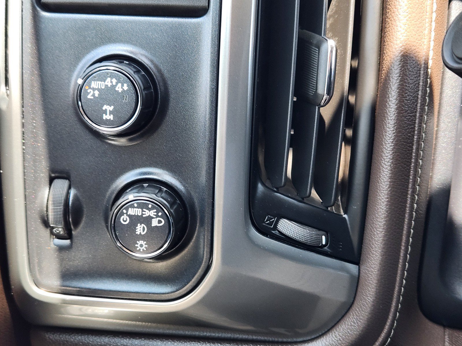 Used 2018 Chevrolet Silverado 1500 LTZ w/ Texas Edition AWD/4WD image 17