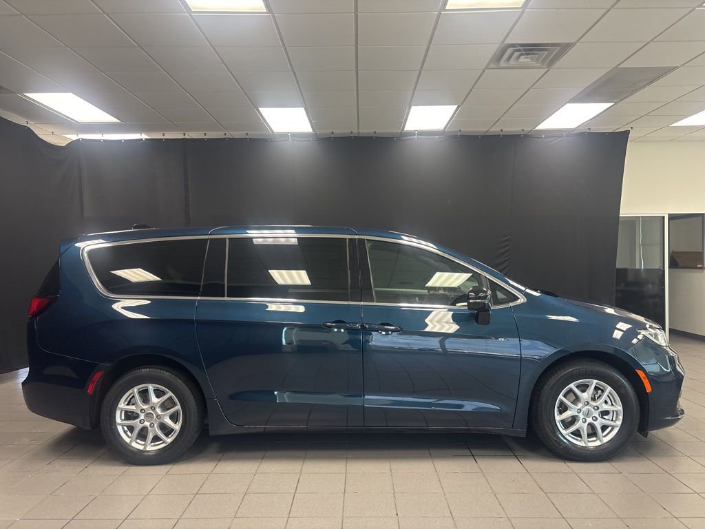 Used 2025 Chrysler Pacifica Select image 2