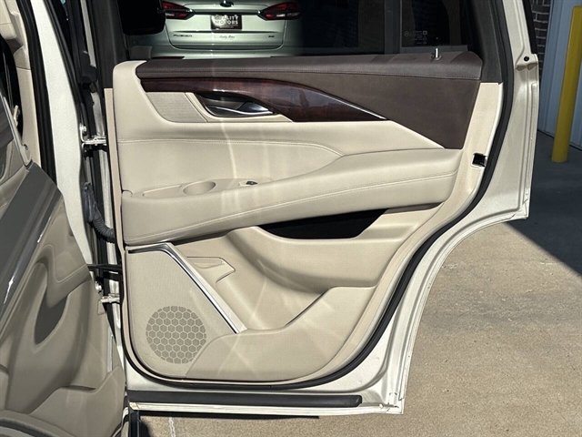 Used 2016 Cadillac Escalade Luxury AWD/4WD image 18