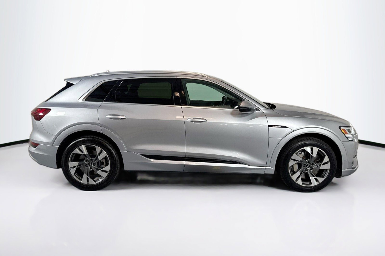 Used 2022 Audi e-tron Premium image 4