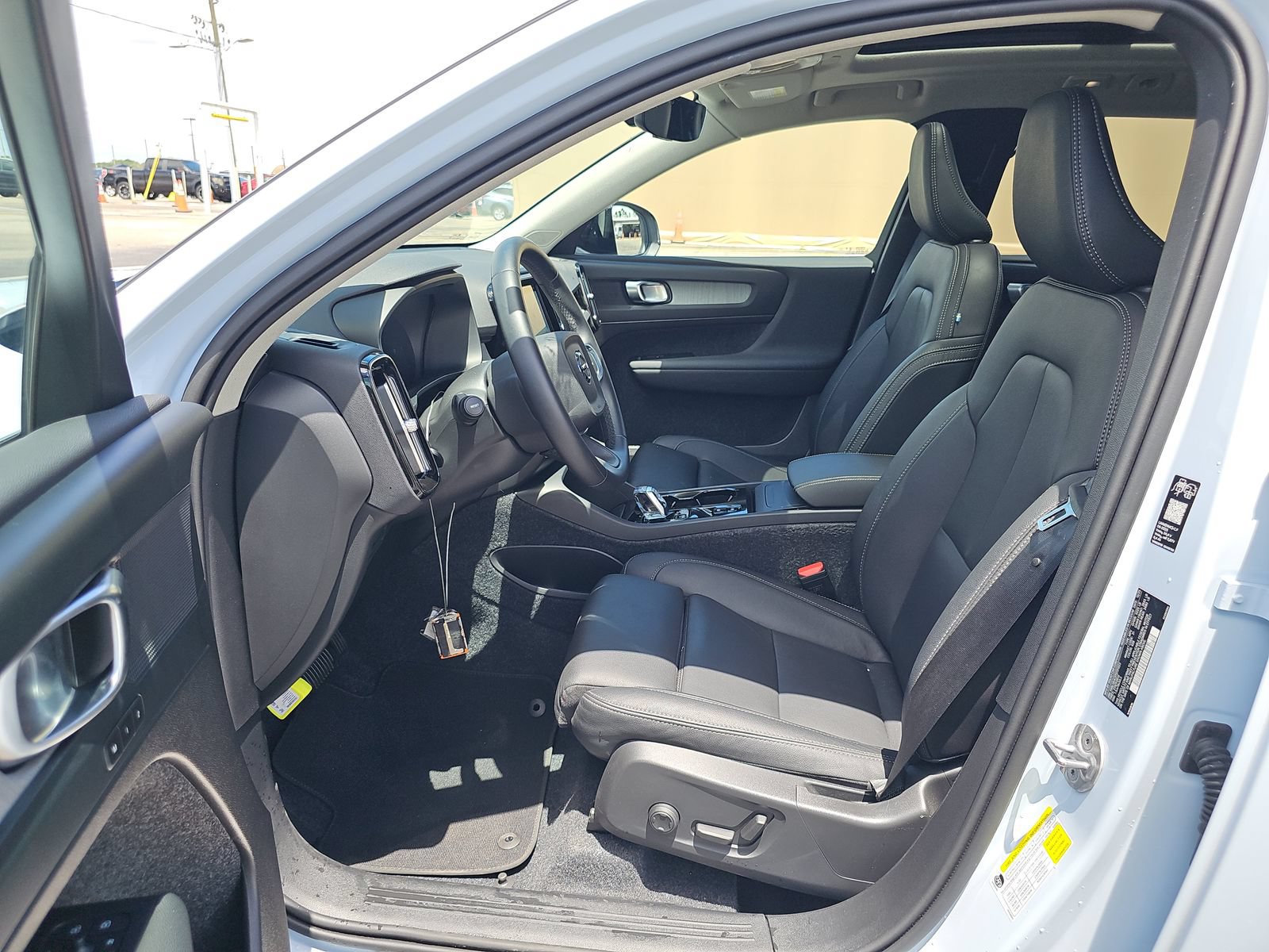 Used 2026 Volvo XC40 B5 Plus AWD/4WD image 14