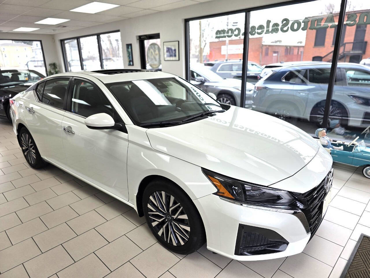 Used 2023 Nissan Altima 2.5 SV w/ SV Premium Package image 3