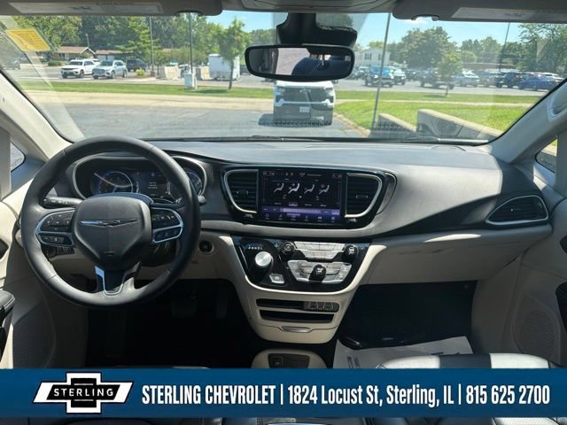 Used 2024 Chrysler Pacifica Touring-L FWD image 9