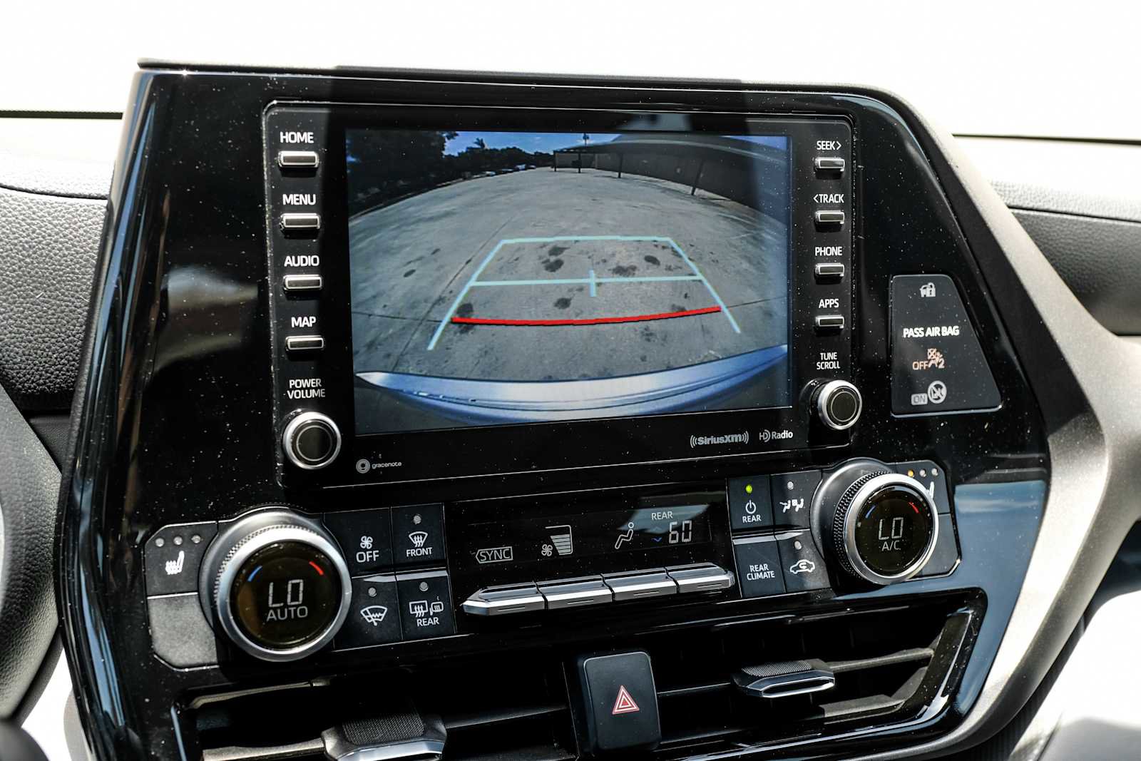 Used 2020 Toyota Highlander XLE FWD image 23