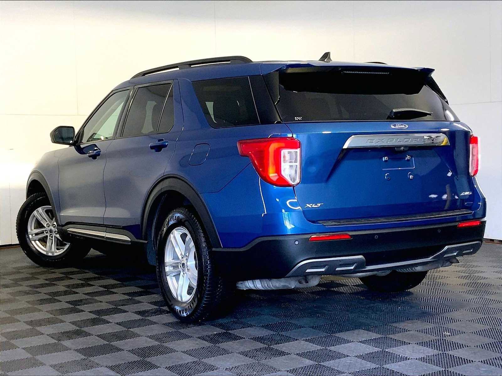 Used 2021 Ford Explorer XLT w/ Equipment Group 202A AWD/4WD image 3