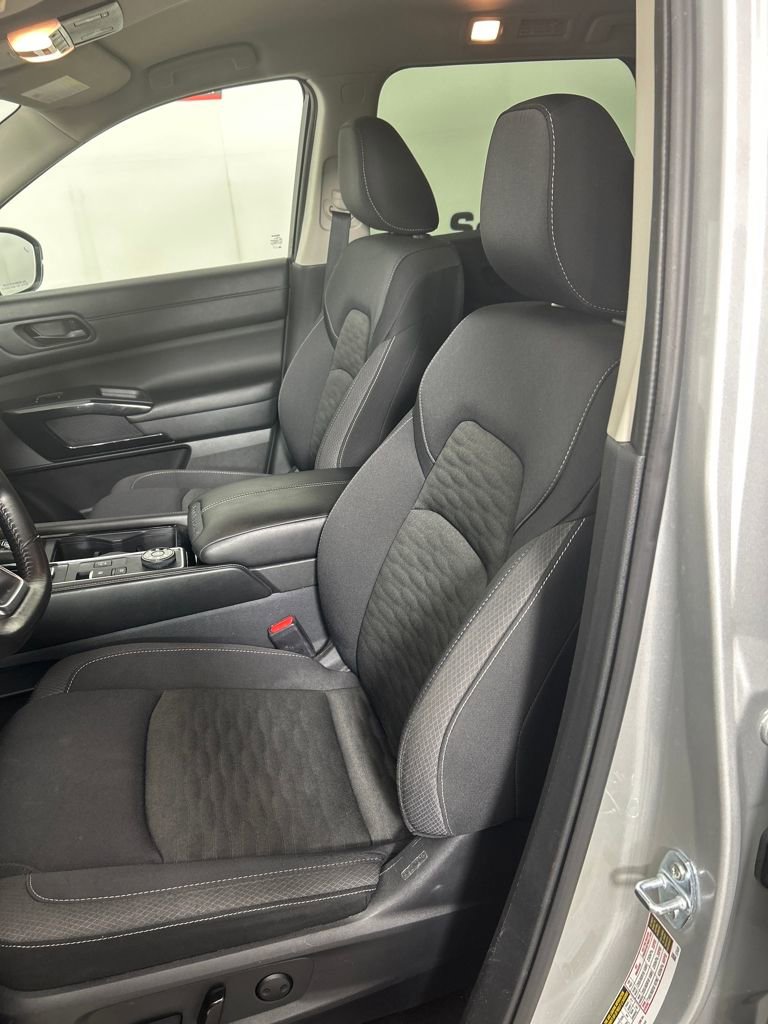 Used 2025 Nissan Pathfinder SV image 12